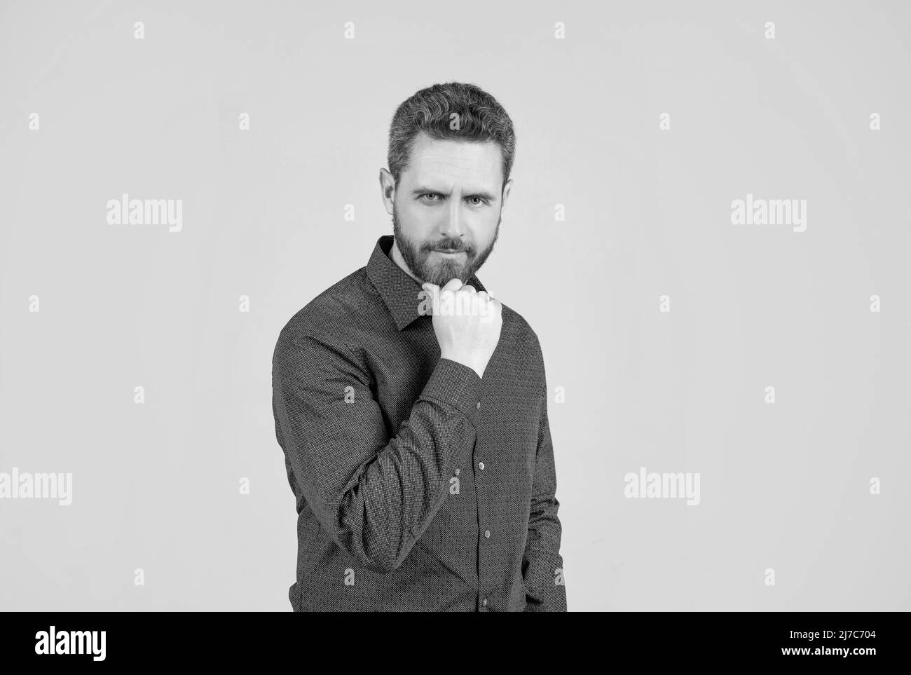 La barba è qui per rimanere. Barba uomo non rasata con fondo grigio. Barbering e cura del corpo Foto Stock