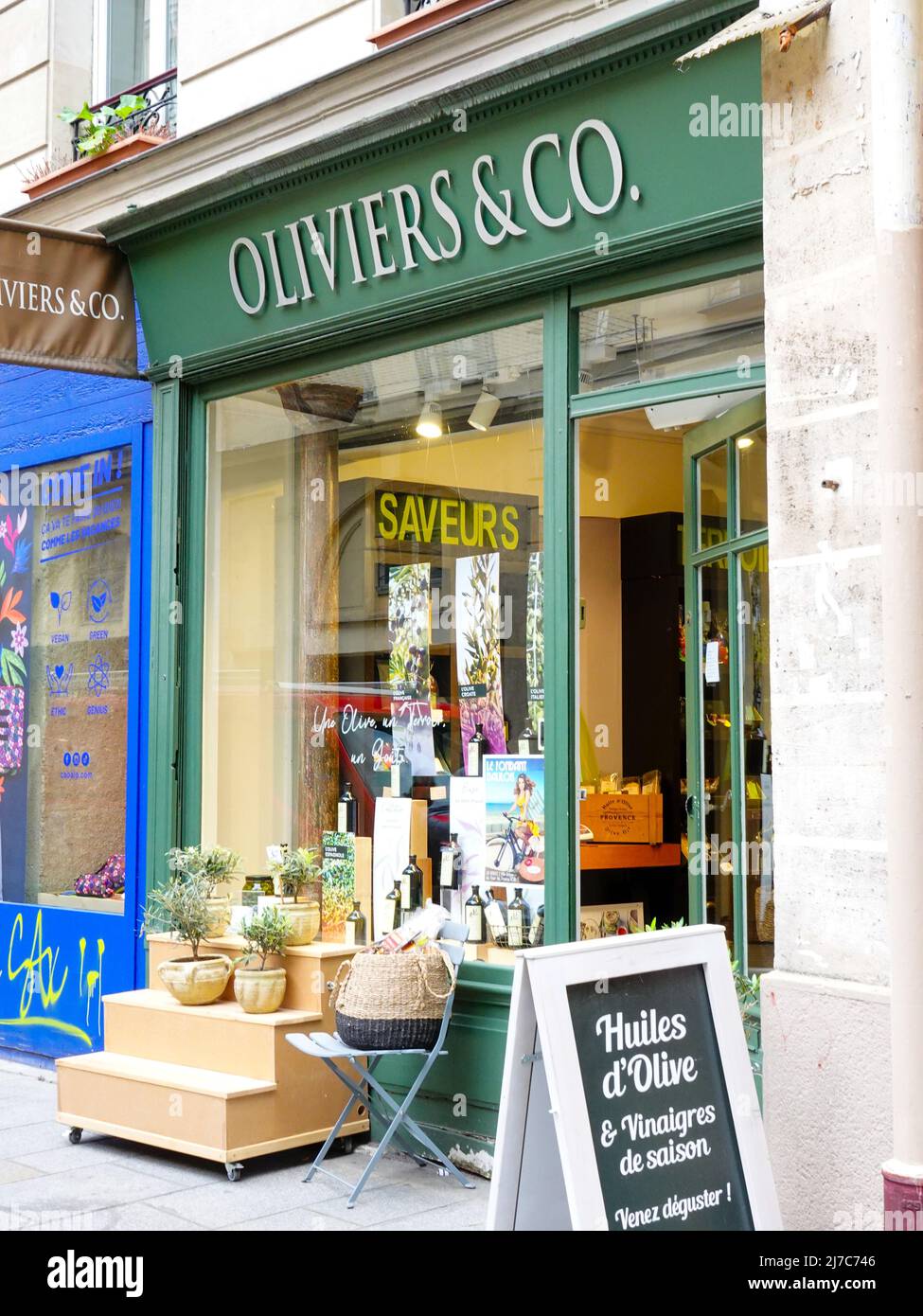Negozio di Oliviers & Co, un negozio di specialità di olio d'oliva e aceto a rue Vielle du Temple, 3rd Arrondissement, Parigi, Francia. Foto Stock