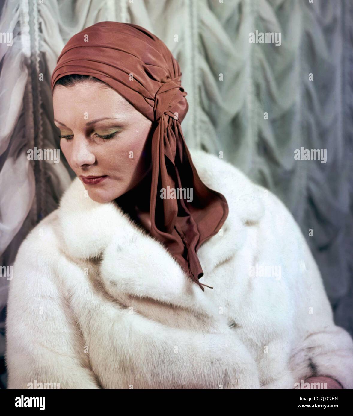 Donna vestita in 20s- 40s moda autunno-inverno, con un cappotto di pelliccia e un capo di fantasia Foto Stock