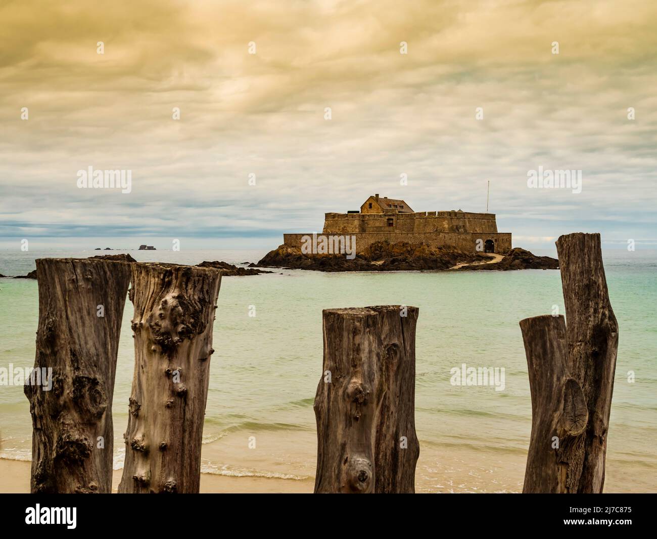 Saint Malo, vista impressionante dell'isola di marea di Fort National, Bretagna, Francia Foto Stock