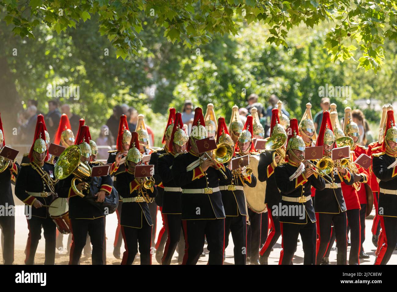 Londra UK 8th maggio 2022 combinato Cavalry Old Comrades Association 98th Parata annuale e Servizio Hyde Park London, tre bande dell'esercito britannico in uniforme cerimoniale, distaccamenti di piombo di servizio e membri passati della Cavalry e Yeomanry Regimental Associations and Veterans che vanno dalla guerra mondiale 2 all'Iraq, Afghanistan e altri conflitti. I partecipanti sfilano in tradizionale “vestito” di cappelli, tute, cravatte reggimentali e portando ombrelloni solcati, anche se piove Credit Ian DavidsonAlamy Live News Foto Stock