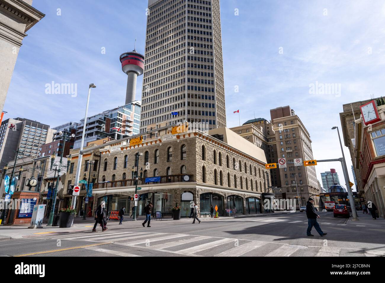 Calgary, AB, Canada - Marzo 14 2022 : Stephen Avenue (8th Avenue), un quartiere commerciale e dei divertimenti del centro di Calgary. Foto Stock