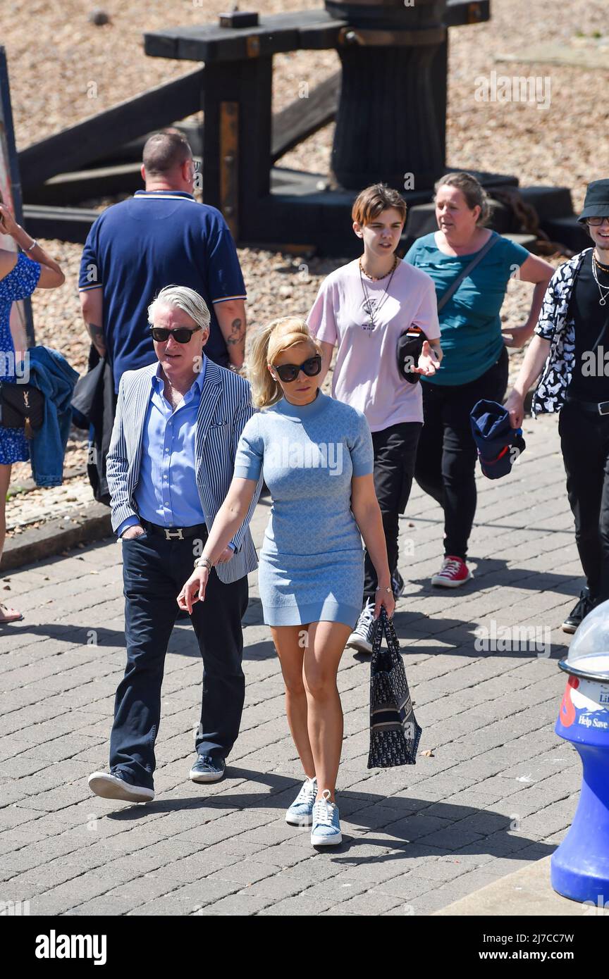 Brighton UK 8th May 2022 - i visitatori godono di una calda giornata di sole sulla spiaggia di Brighton e sul lungomare, come si prevede che le temperature raggiungano oltre 20 gradi in alcune parti del Regno Unito: Credit Simon Dack / Alamy Live News Foto Stock