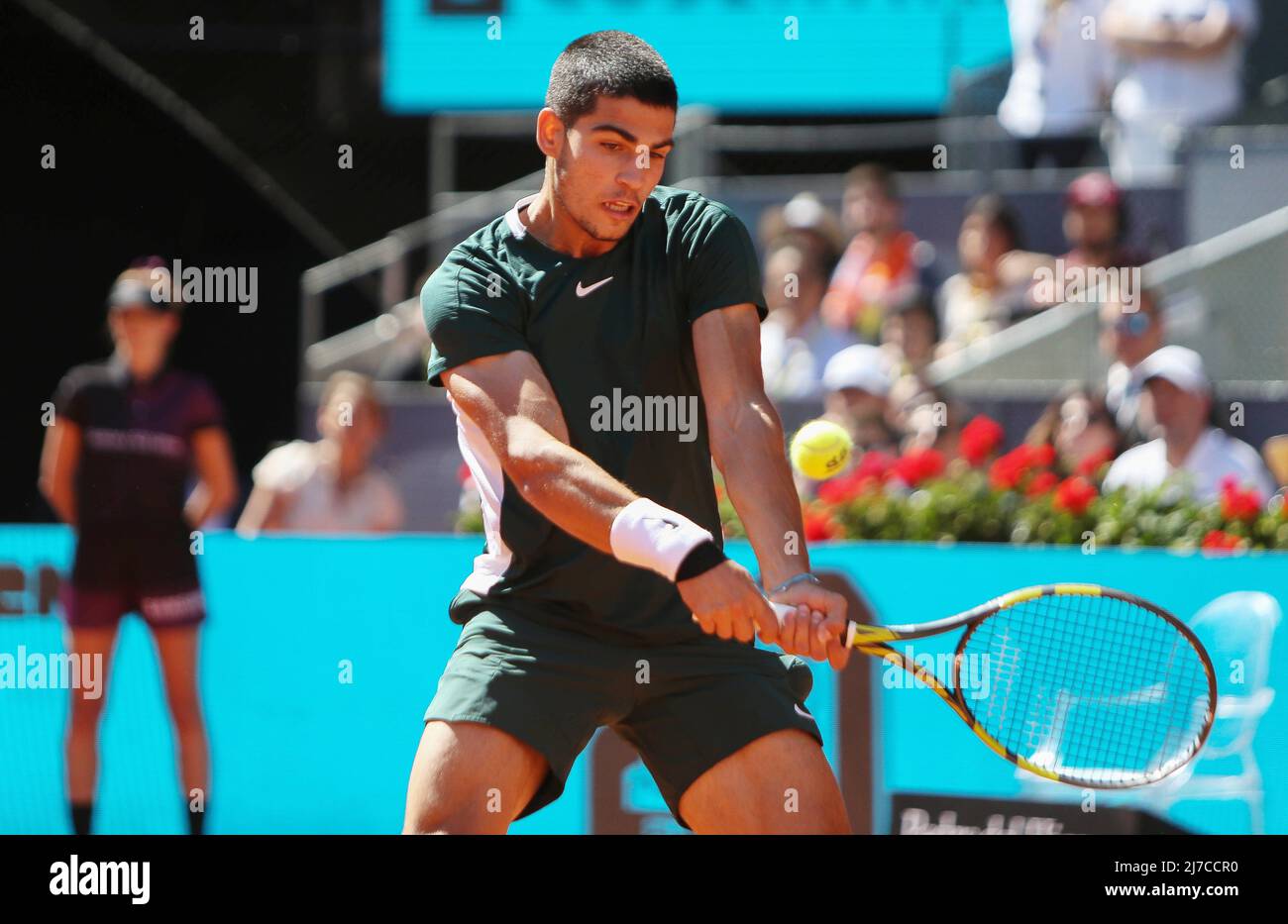 Carlos Alcaraz di Spagna in azione contro Novak Djokovic di Croazia durante il torneo di tennis Mutua Madrid Open 2022 il 7 maggio 2022 allo stadio Caja Magica di Madrid, Spagna - Foto: Laurent Lairys/DPPI/LiveMedia Foto Stock