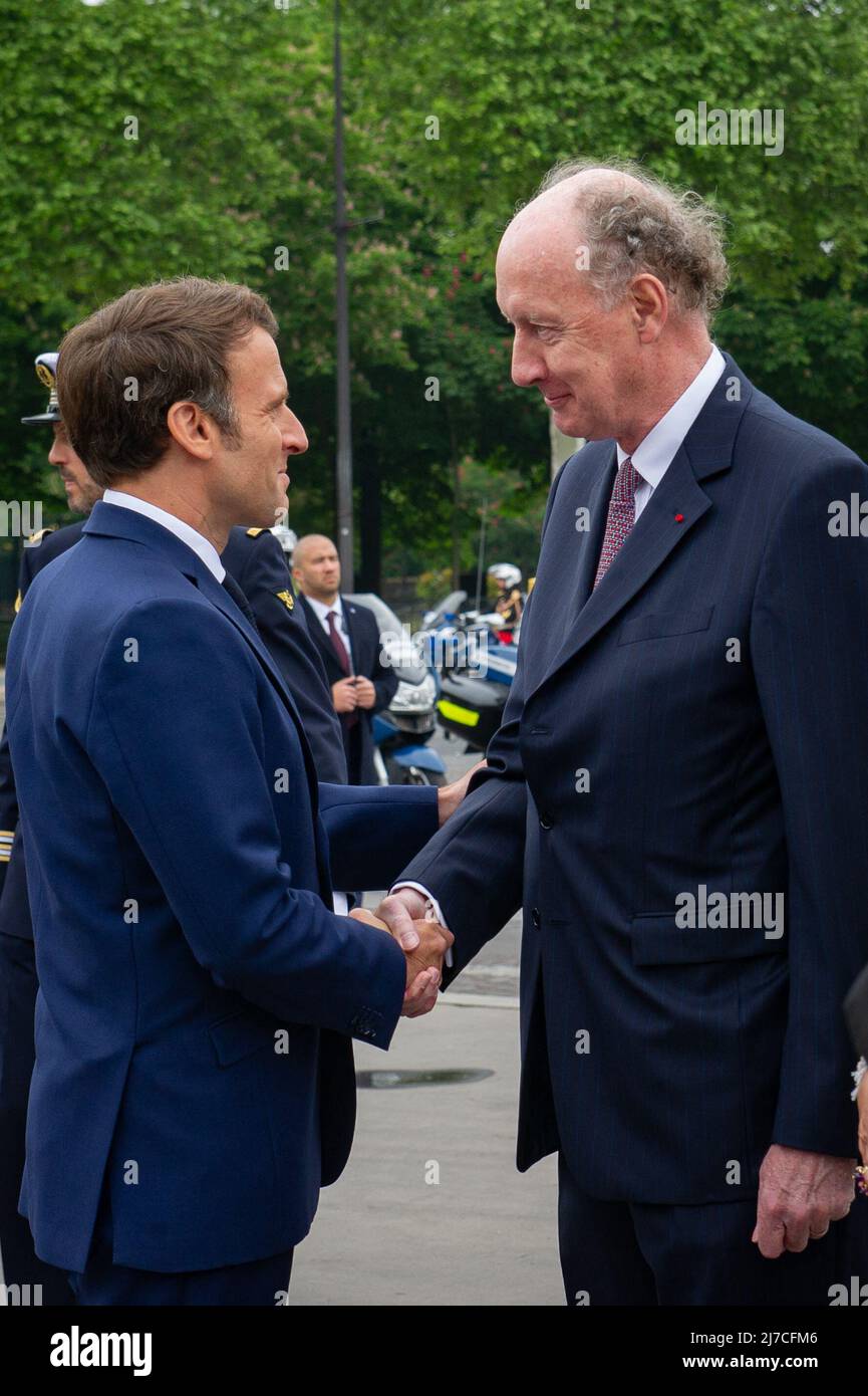 Parigi, Francia, 8 maggio 2022, il preseidente francese Emmanuel Macron saluta Yves de Gaulle, nipote del generale de Gaulle, durante la cerimonia che segna la vittoria alleata contro la Germania nazista e la fine della seconda guerra mondiale in Europa (VE Day), di fronte alla statua del generale Charles de Gaulle a Parigi, Francia il 8 maggio 2022. Foto di Eric TSCHAEN/pool/ABACAPRESS.COM Foto Stock