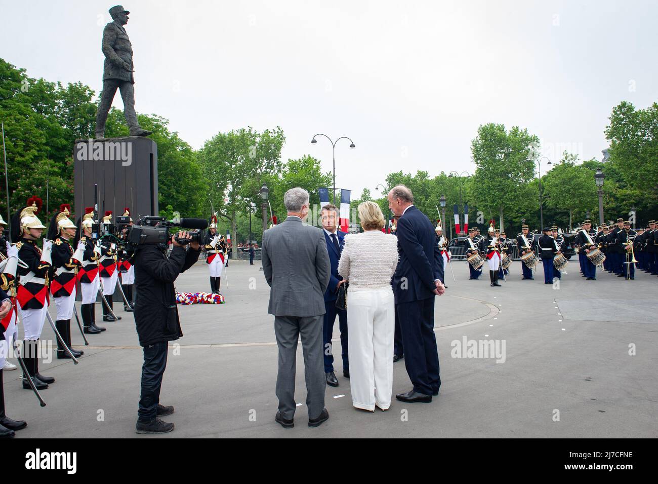 Parigi, Francia, 8 maggio 2022, il président francese Emmanuel Macron con Herve Gaymard, presidente della Fondazione Charles de Gaulle, Yves de Gaulle, nipote del generale de Gaulle, durante la cerimonia che segna la vittoria alleata contro la Germania nazista e la fine della seconda guerra mondiale in Europa (VE Day), Di fronte alla statua del generale Charles de Gaulle a Parigi , Francia, il 8 maggio 2022. Foto di Eric TSCHAEN/pool/ABACAPRESS.COM Foto Stock