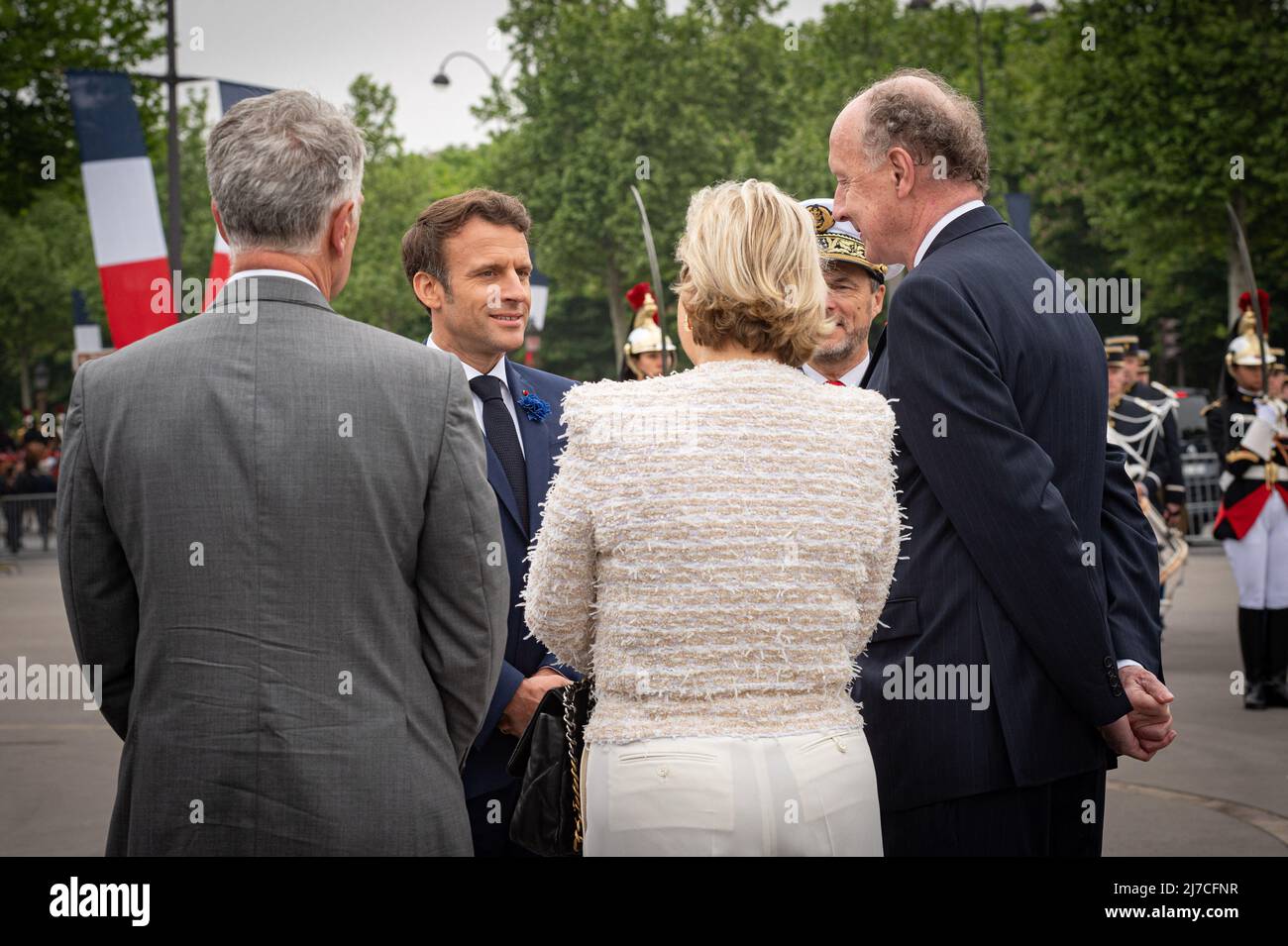 Parigi (Francia), 8 maggio 2022, il presidente francese Emmanuel Macron saluta Yves de Gaulle, nipote del generale de Gaulle e sua moglie durante la cerimonia che segna la vittoria alleata contro la Germania nazista e la fine della seconda guerra mondiale in Europa (VE Day), Di fronte alla statua del generale Charles de Gaulle a Parigi , Francia, il 8 maggio 2022. Foto di Eric TSCHAEN/pool/ABACAPRESS.COM Foto Stock