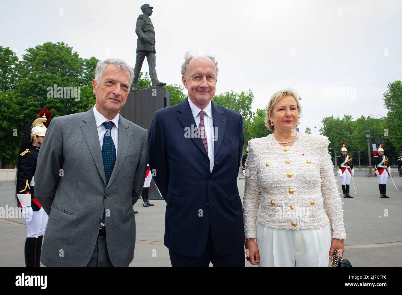 Parigi, Francia, 8 maggio 2022, Herve Gaymard, Presidente della Fondazione Charles de Gaulle, Yves de Gaulle, nipote del generale de Gaulle e moglie durante la cerimonia che segna la vittoria alleata contro la Germania nazista e la fine della seconda guerra mondiale in Europa (VE Day), di fronte alla statua del generale Charles de Gaulle a Parigi, Francia il 8 maggio 2022. Foto di Eric TSCHAEN/pool/ABACAPRESS.COM Foto Stock