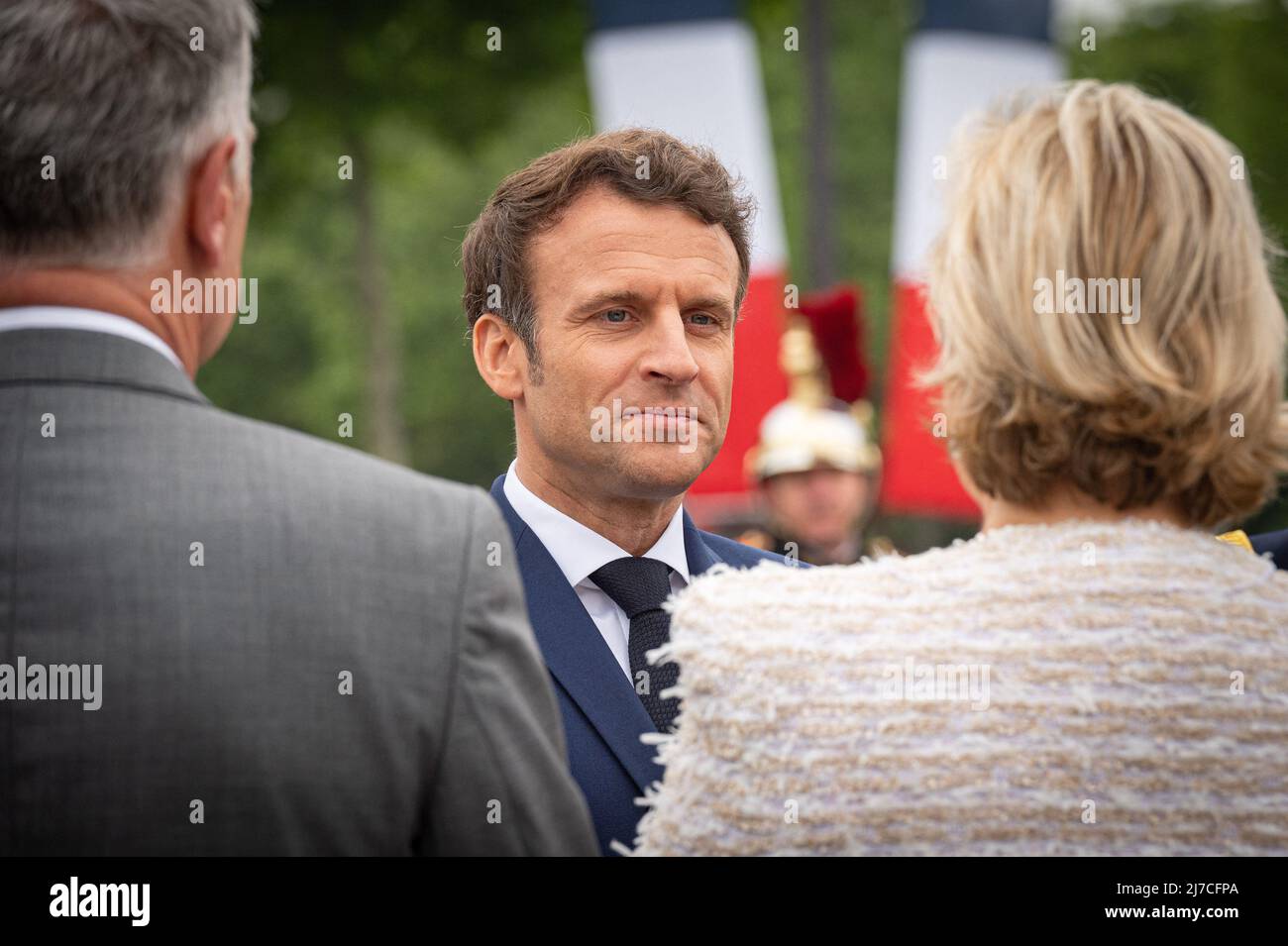 Parigi (Francia), 8 maggio 2022, il presidente francese Emmanuel Macron saluta Yves de Gaulle, nipote del generale de Gaulle e sua moglie durante la cerimonia che segna la vittoria alleata contro la Germania nazista e la fine della seconda guerra mondiale in Europa (VE Day), Di fronte alla statua del generale Charles de Gaulle a Parigi , Francia, il 8 maggio 2022. Foto di Eric TSCHAEN/pool/ABACAPRESS.COM Foto Stock