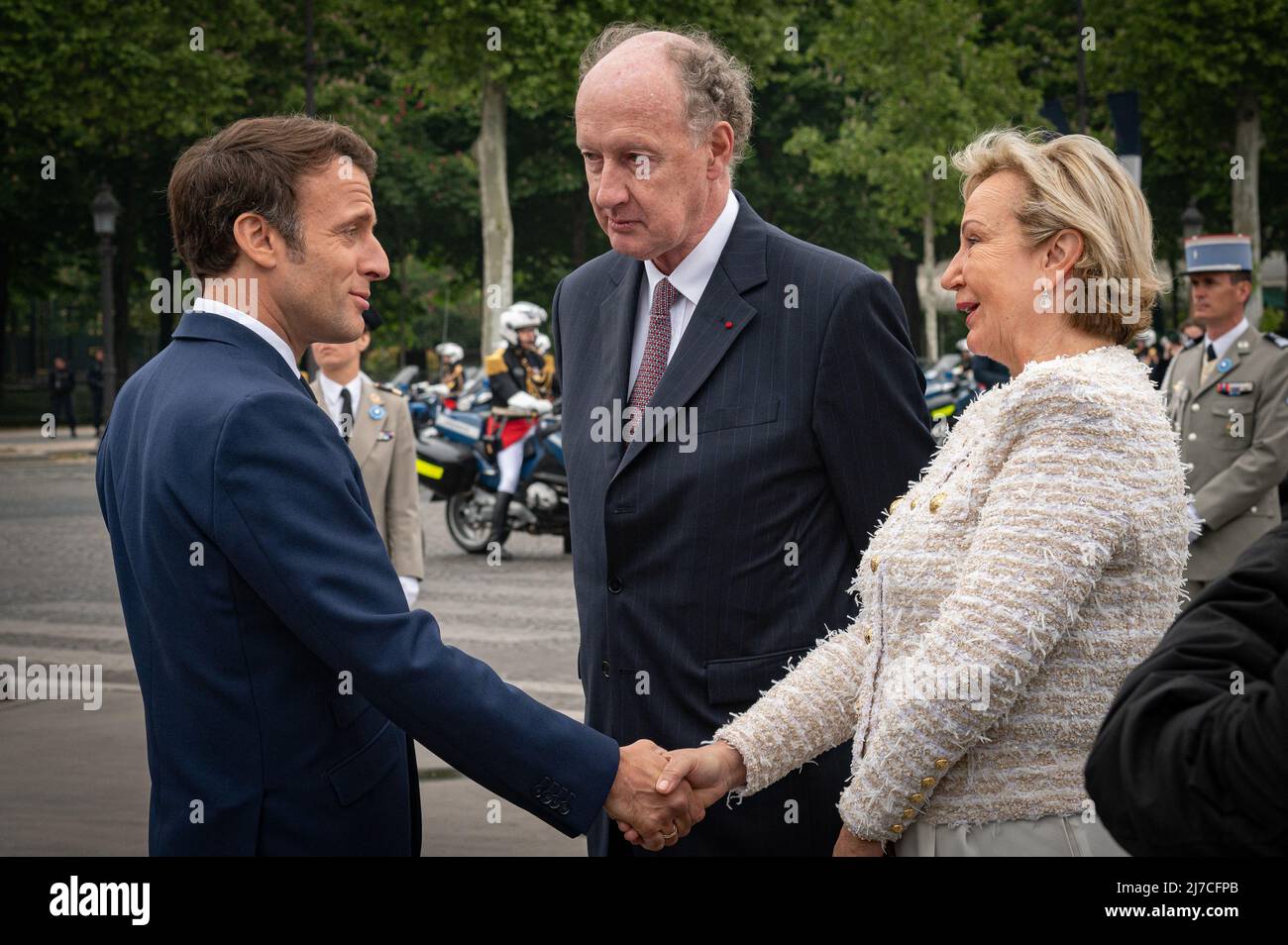 Parigi (Francia), 8 maggio 2022, il presidente francese Emmanuel Macron saluta Yves de Gaulle, nipote del generale de Gaulle e sua moglie durante la cerimonia che segna la vittoria alleata contro la Germania nazista e la fine della seconda guerra mondiale in Europa (VE Day), Di fronte alla statua del generale Charles de Gaulle a Parigi , Francia, il 8 maggio 2022. Foto di Eric TSCHAEN/pool/ABACAPRESS.COM Foto Stock