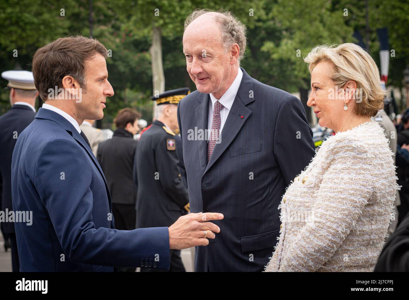 Parigi (Francia), 8 maggio 2022, il presidente francese Emmanuel Macron saluta Yves de Gaulle, nipote del generale de Gaulle e sua moglie durante la cerimonia che segna la vittoria alleata contro la Germania nazista e la fine della seconda guerra mondiale in Europa (VE Day), Di fronte alla statua del generale Charles de Gaulle a Parigi , Francia, il 8 maggio 2022. Foto di Eric TSCHAEN/pool/ABACAPRESS.COM Foto Stock