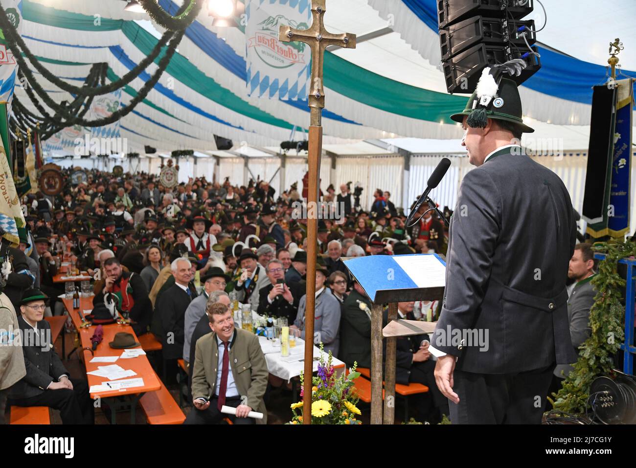 Baviera, Aschau im Chiemgau: 09 maggio 2022, Markus Söder, primo ministro della Baviera, ha tenuto un discorso sulla giornata di Patronato dei Riflemen della montagna bavarese. A causa del maltempo, l'incontro si è svolto senza una processione in un tendone. Foto: Uwe Lein/dpa Foto Stock