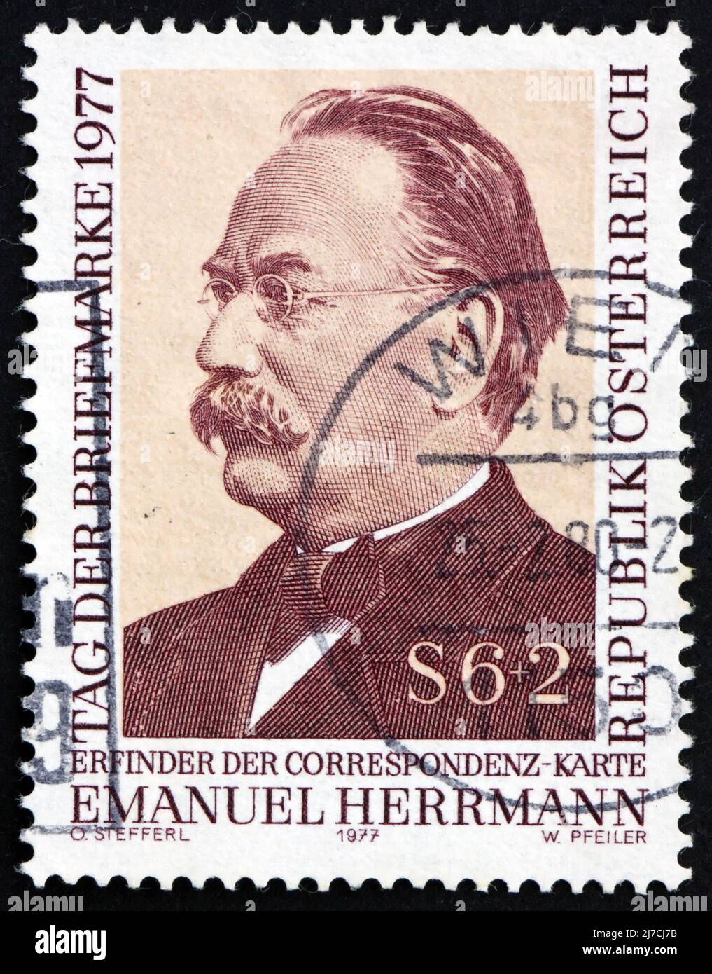 AUSTRIA - CIRCA 1977: Un francobollo stampato in Austria mostra Emanuel Herrmann, Economist, inventato cartolina postale, circa 1977 Foto Stock