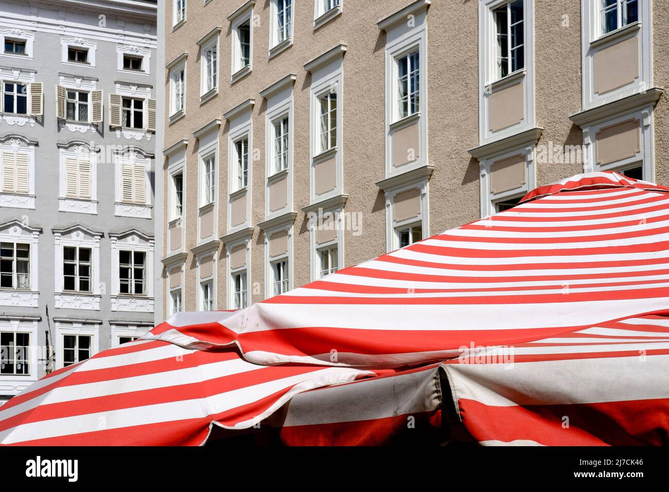 Ombrelloni a righe e facciate barocche del vecchio mercato, Salisburgo, Austria. Foto Stock