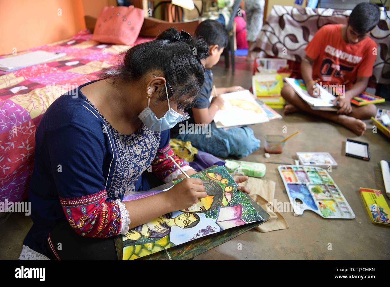 (220508) -- AGARTALA, 8 maggio 2022 (Xinhua) -- gli studenti prendono parte ad un concorso di pittura il giorno della mamma in Agartala, stato nord-orientale dell'India di Tripura, 8 maggio 2022. (Str/Xinhua) Foto Stock