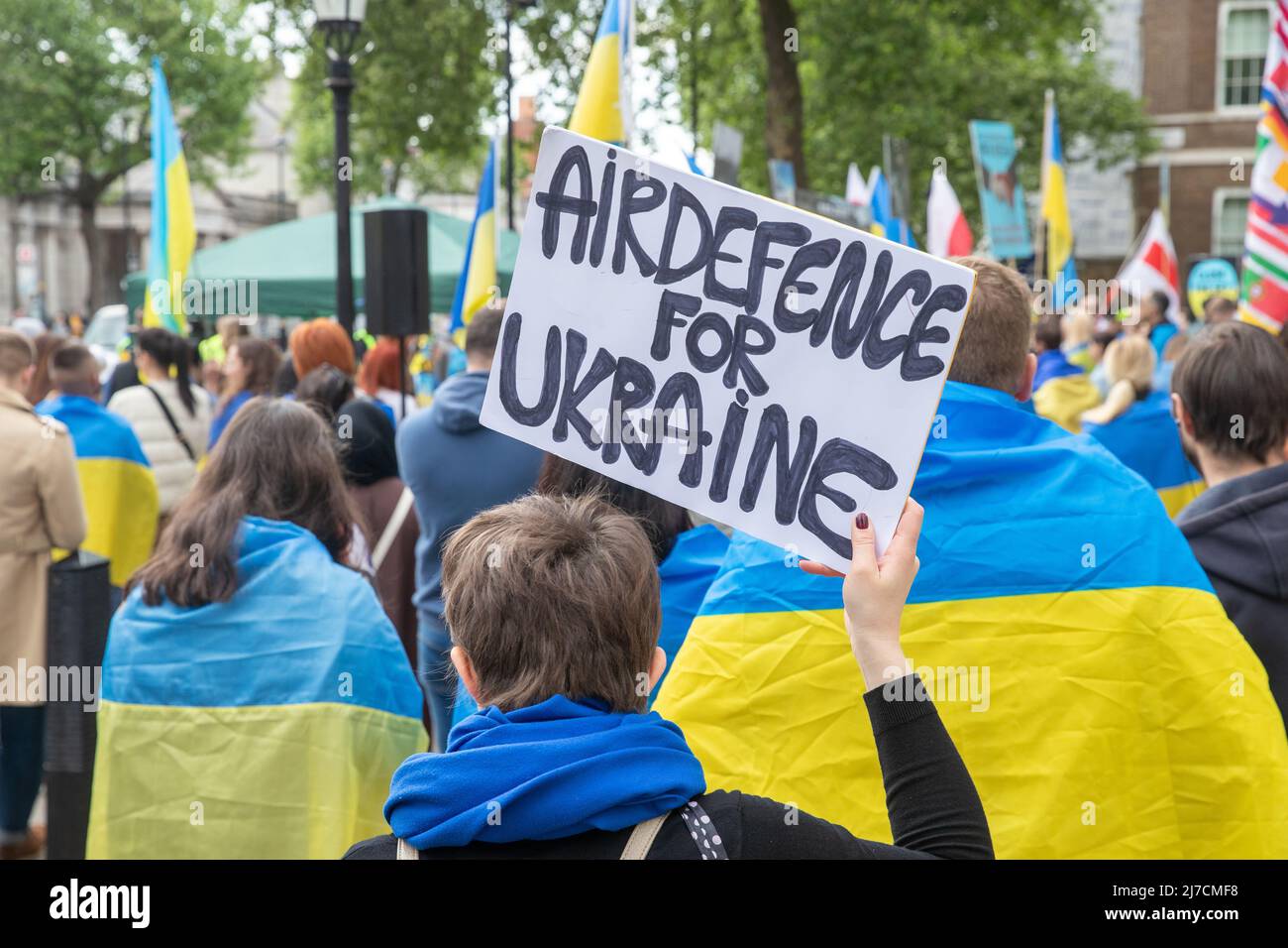 Le donne hanno un segno che chiede la difesa aerea per l'Ucraina durante la protesta a Londra Foto Stock