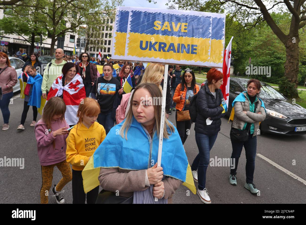 08 maggio 2022, Baviera, Monaco di Baviera: Un partecipante a un raduno contro la guerra in Ucraina tiene un segno che legge 'Salva Ucraina' durante una marcia attraverso il centro della città. Foto: Karl-Josef Hildenbrand/dpa Foto Stock