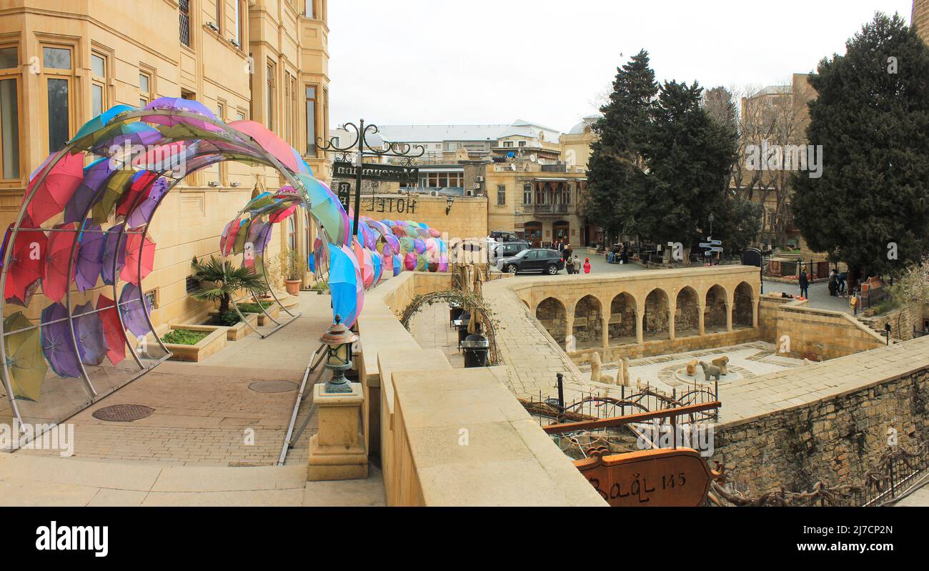 Baku. Azerbaigian. 25.03.2017 anni. Un bel tunnel fatto di ombrelloni colorati. Foto Stock