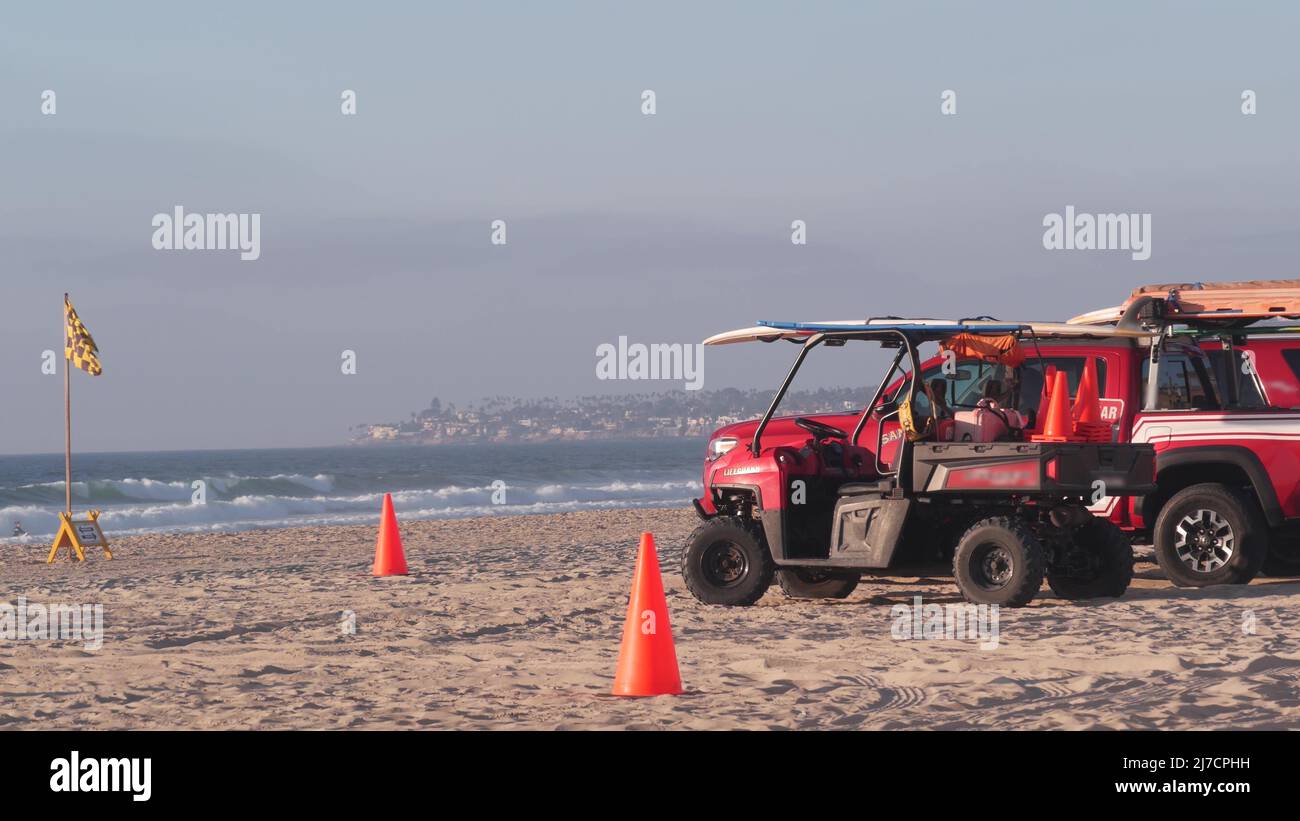 Bagnino rosso pick-up camion, salvavita auto sulla sabbia, California oceano spiaggia Stati Uniti. Soccorso pick up auto sulla costa per la sicurezza del surf, salvatori 911 veicolo, cielo e onde di mare. Cinematografia senza giunture. Foto Stock