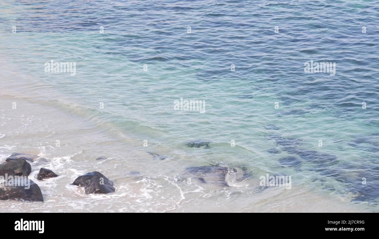 Oceano trasparente azzurro cristallino, la Jolla Cove, California Coast, USA. Turchese traslucente onde di mare chiare dall'alto. Superficie d'acqua increspata, spiaggia tropicale paradiso laguna, vacanze estive. Foto Stock