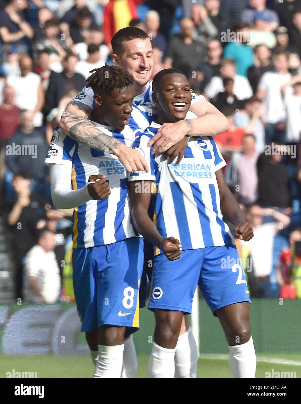 Moises Caicedo di Brighton (a destra) festeggia con Yves Bissuma e Lewis Dunk dopo aver segnato il primo gol durante la partita della Premier League tra Brighton e Hove Albion e Manchester United all'American Express Stadium , Brighton , UK - 7th maggio 2022Photo Simon Dack/Telephoto Images solo per uso editoriale. Nessun merchandising. Per le immagini di calcio si applicano le restrizioni di fa e Premier League inc. Nessun utilizzo di Internet/cellulare senza licenza FAPL - per i dettagli contattare Football Dataco Foto Stock