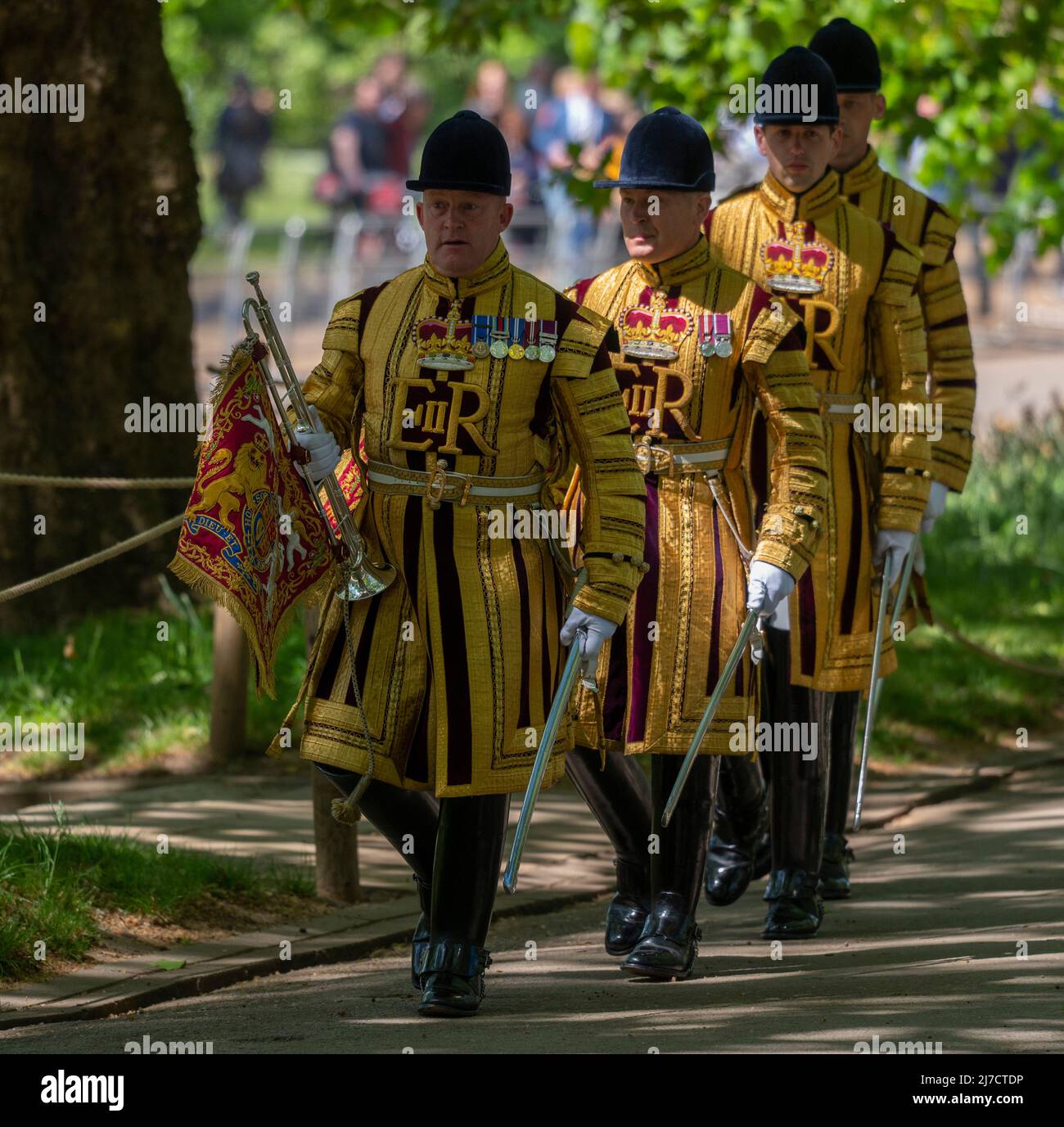 Hyde Park, Londra, Regno Unito. 8 maggio 2022. Associazione combinata Cavalry Old Comrades Association 98th Parata annuale e Servizio si svolge a Hyde Park con S.A.R. il Principe Edoardo Conte di Wessex, KG, GCVO, CD, ADC, Royal Honorary Colonel il Royal Wessex Yeomanry prendendo il saluto al Cavalry Memorial adiacente al Bandstand. In questo spettacolo unico britannico, i membri sfilano in tradizionale "vestito da passeggio" di cappelli bowler, abiti, cravatte reggimentali e portando ombrelloni a pelliccia. Credit: Malcolm Park/Alamy Foto Stock