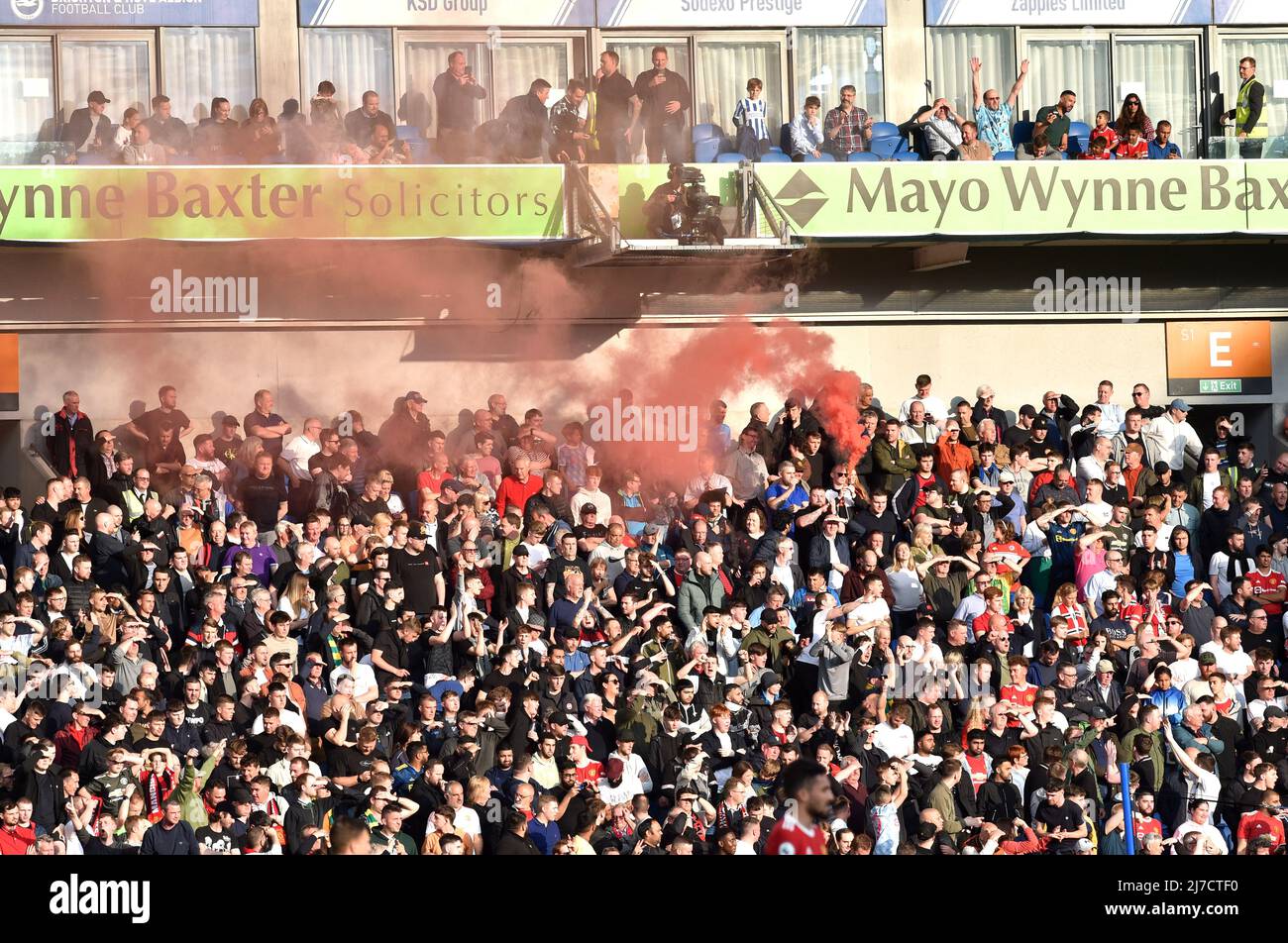 I tifosi del Manchester United durante la partita della Premier League tra Brighton e Hove Albion e Manchester United all'American Express Stadium , Brighton , Regno Unito - 7th maggio 2022 solo per uso editoriale. Nessun merchandising. Per le immagini Football si applicano restrizioni fa e Premier League inc. Nessun utilizzo di Internet/cellulare senza licenza FAPL - per i dettagli contattare Football Dataco Foto Stock