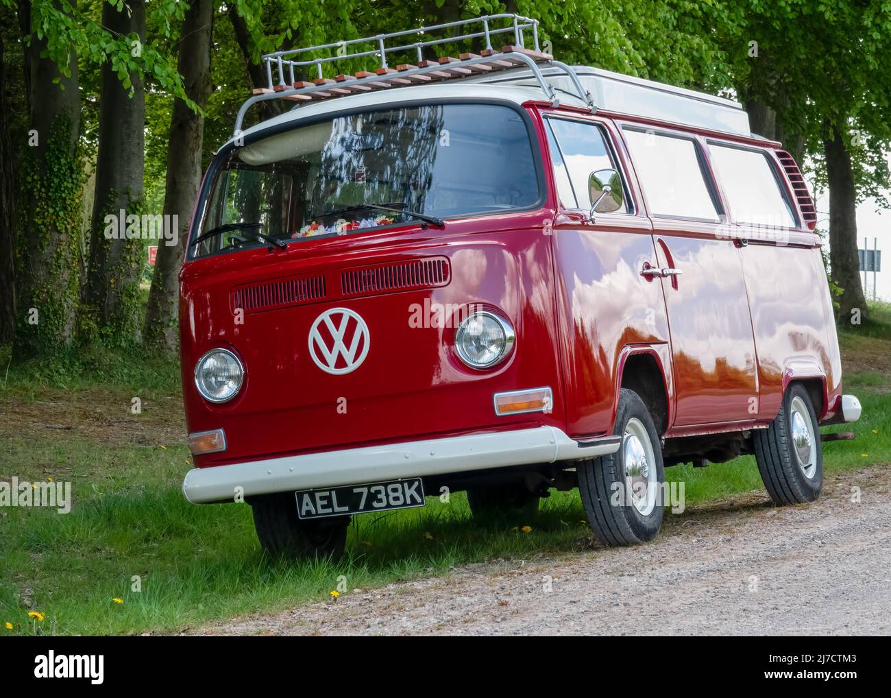 VW T2 Devon Campervan AEL 738K, vernice rossa con paraurti bianchi e cerchioni mozzo Foto Stock