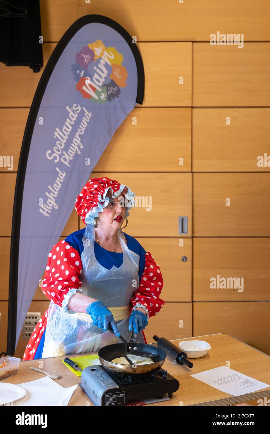 7 maggio 2022. Community Center, Nairn, Highlands and Islands, Scozia. Questa è una scena dal Taste of Nairn, Food Festival con Widow Twankey che fa alcuni scones Tattie. Credit - Jasperimage/AlamyLiveNews Foto Stock