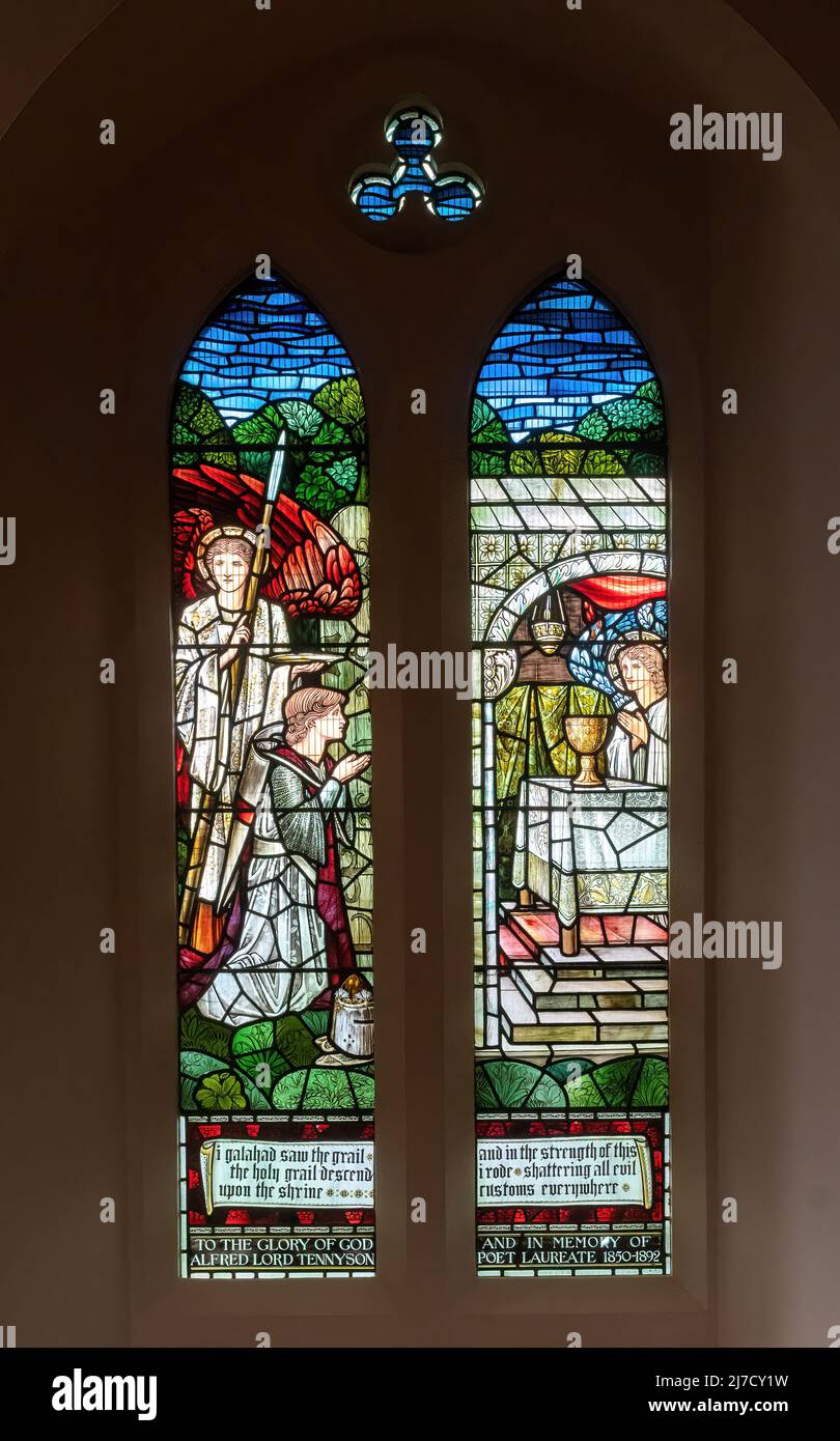 Vetrate colorate in memoria del poeta Lord Tennyson nella chiesa di San Bartolomeo, Haslemere, Inghilterra, Regno Unito Foto Stock