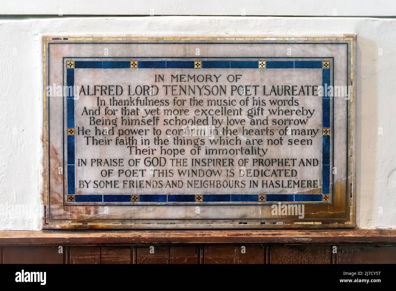 Targa sotto la vetrata in memoria del poeta Lord Tennyson nella chiesa di San Bartolomeo, Haslemere, Inghilterra, Regno Unito Foto Stock