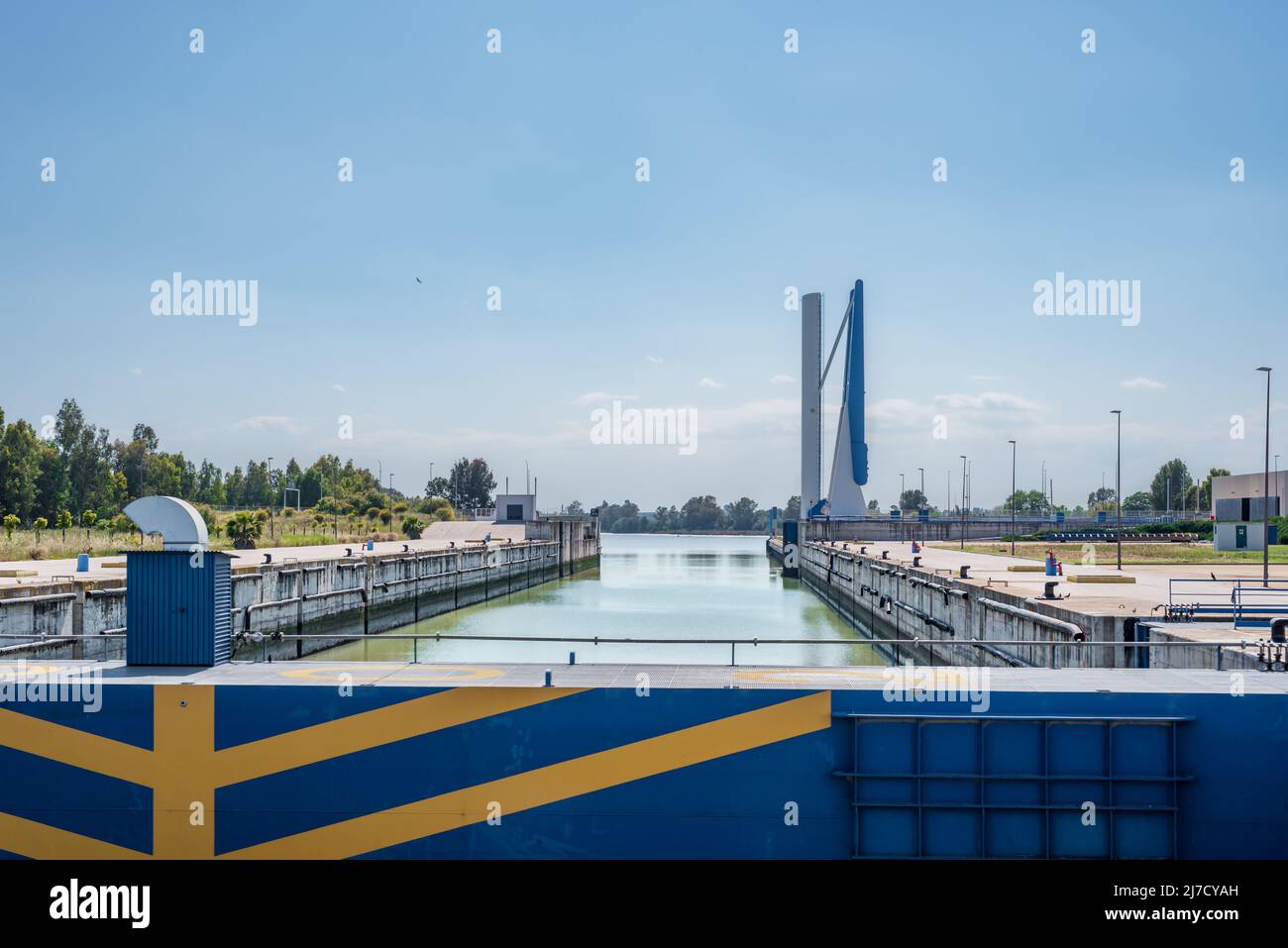 Blocco sul fiume Guadalquivir con un ponte sopraelevato e aperto per l'ingresso o l'uscita delle barche.spazio copia. Foto Stock