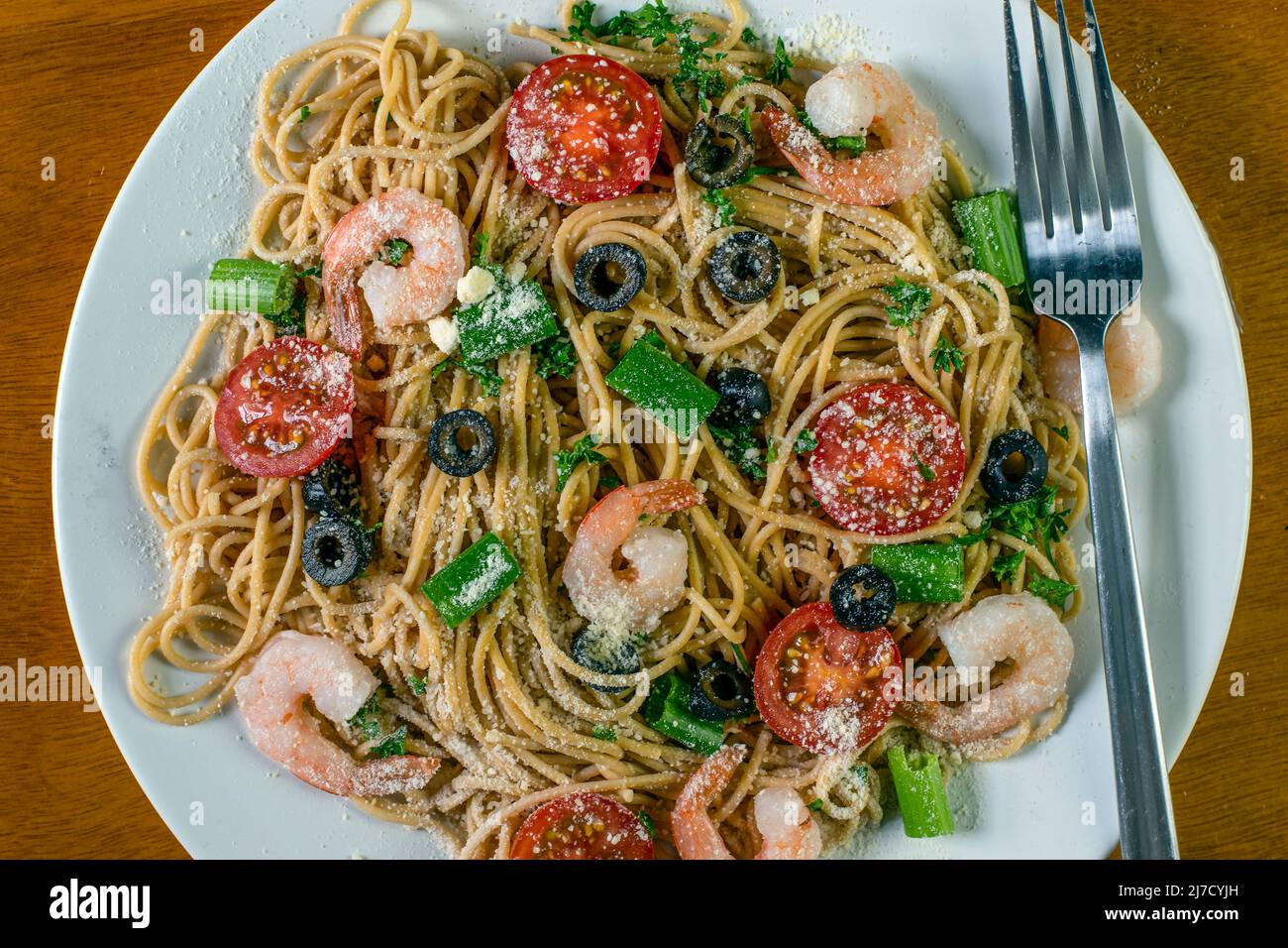 spaghetti di grano integrale con pomodori ciliegini e gamberi Foto Stock