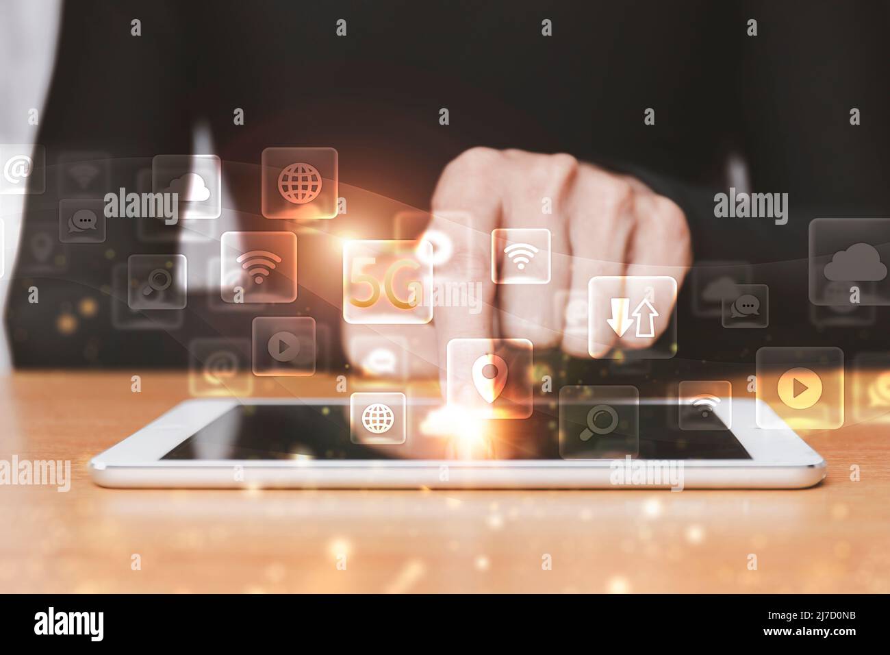 L'uomo d'affari usa la connessione di rete del tablet 5G. Connessione di rete globale 5G con tecnologia di concetto di icona rete senza fili e Internet di Foto Stock