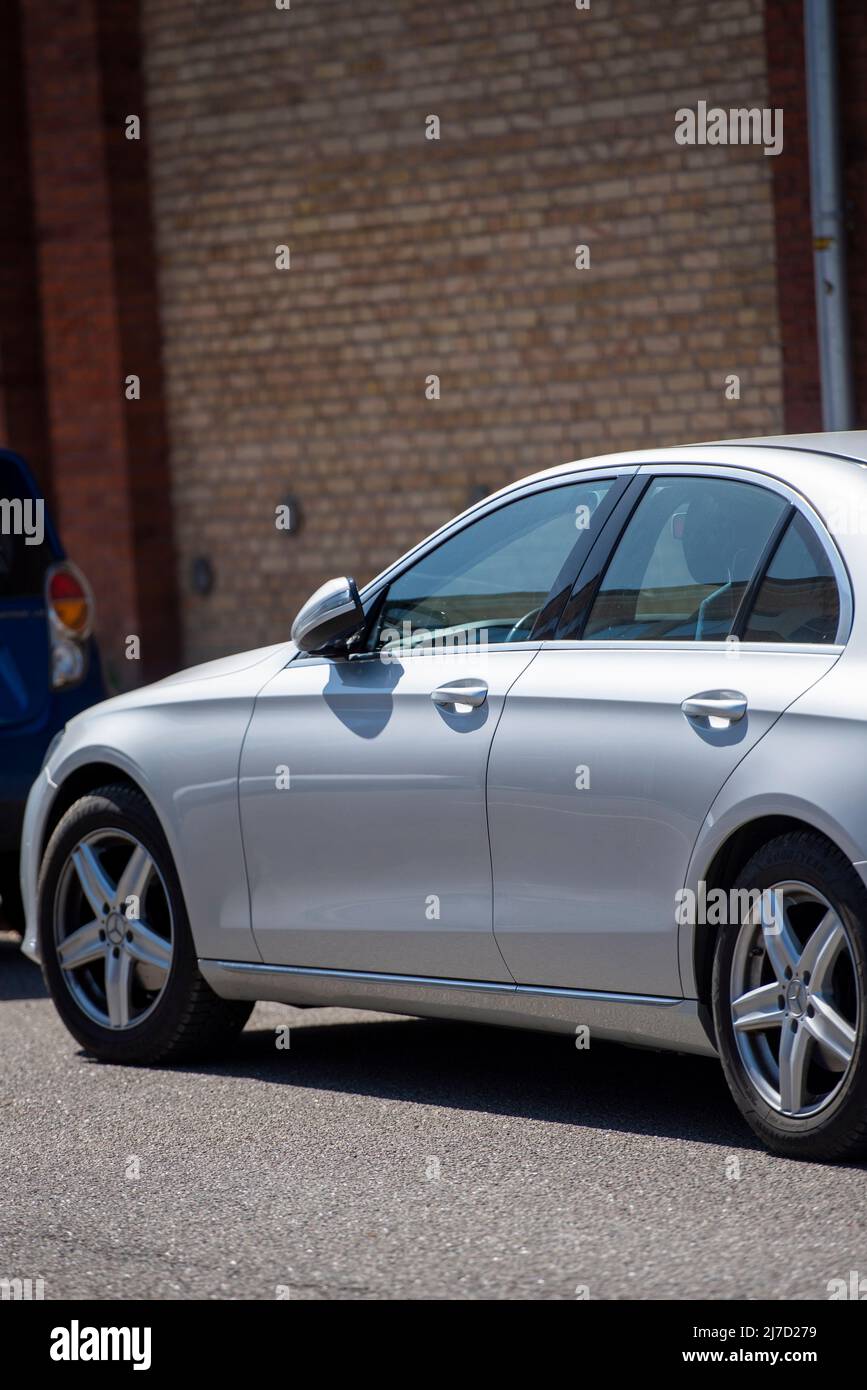 Mercedes Benz di lusso in un ambiente urbano. Auto sullo sfondo della città. Foto Stock