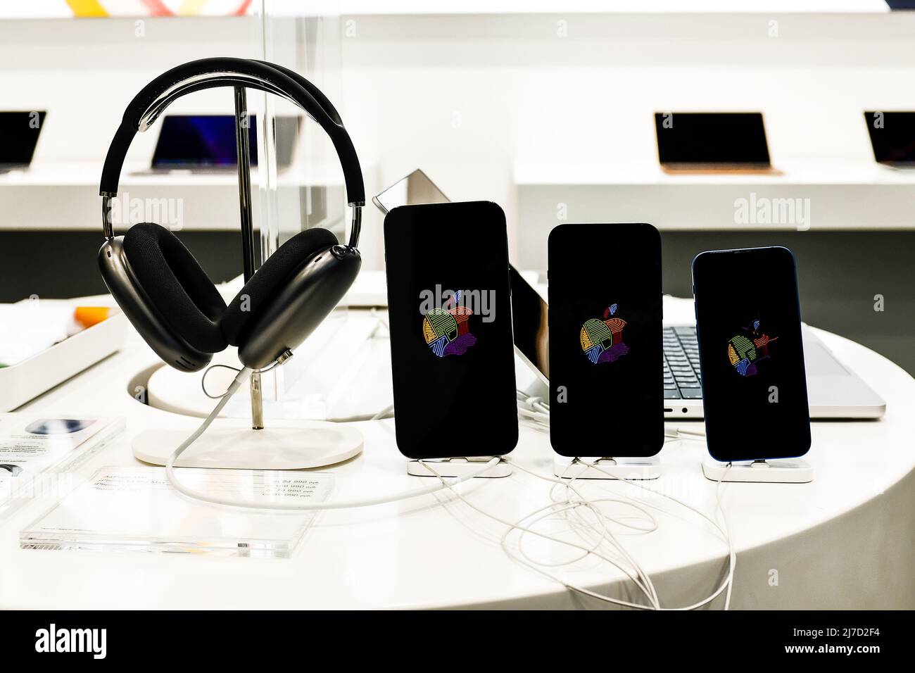 Prodotti Apple in Apple Store: AirPods Max, iPhone 13 Pro Max, iPhone 13  Pro, iPhone 13 mini. Foto editoriale illusativa dei prodotti Apple Foto  stock - Alamy