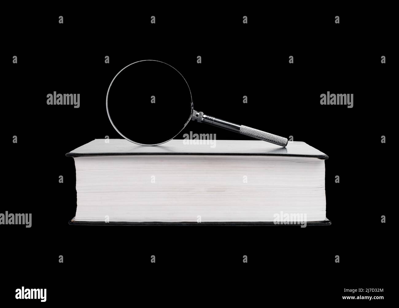 Libro con lente di ingrandimento su sfondo nero. Recupero delle informazioni. Preparazione al progetto di ricerca. Foto di alta qualità Foto Stock