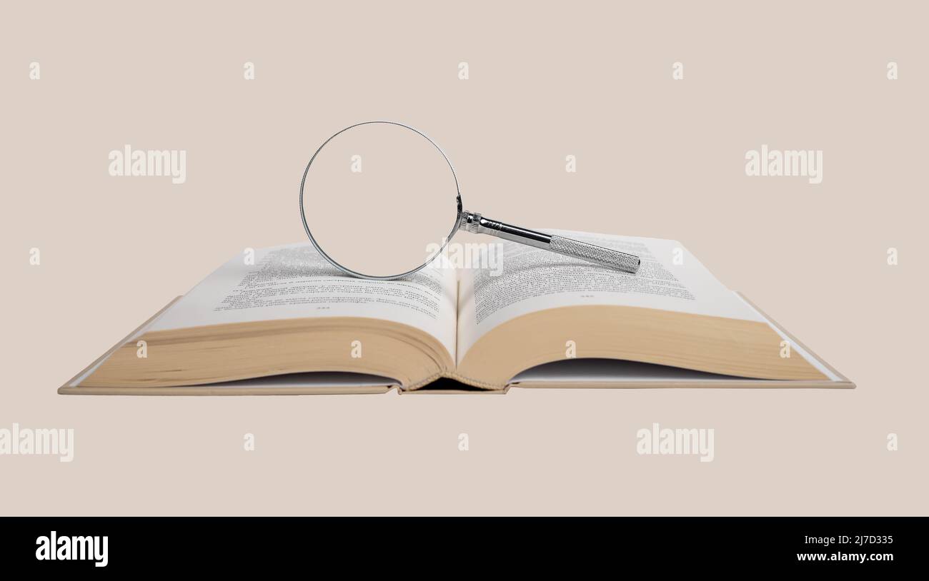 Apri libro con lente d'ingrandimento. Ricerca e analisi di informazioni per progetti di ricerca. Valutazione dei dati e controllo dell'accuratezza. Foto di alta qualità Foto Stock