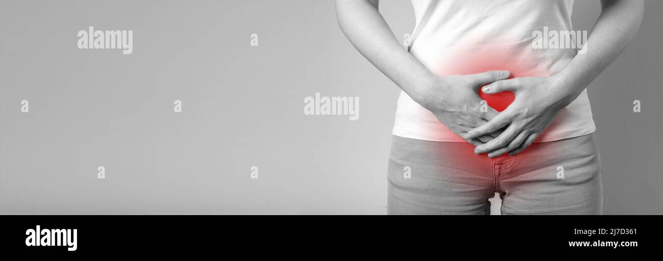 Crampi mestruali, PMS e problemi ginecologici. Striscione con le mani della donna che tengono l'addome inferiore con punto rosso. Preoccupazioni di salute, concetto di medicina. Bianco e nero. Spazio di copia. Foto di alta qualità Foto Stock