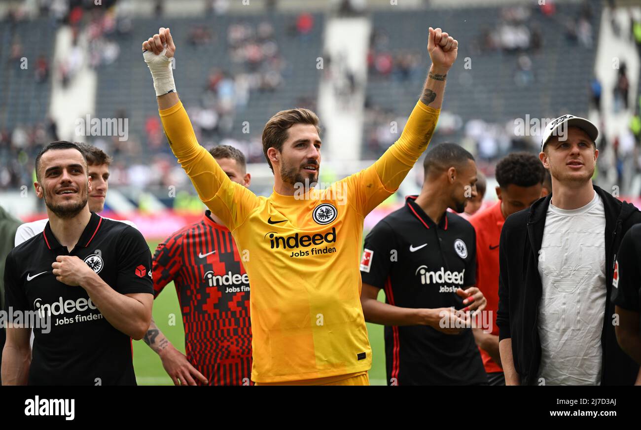 08 maggio 2022, Hessen, Francoforte sul meno: Calcio: Bundesliga, Eintracht Francoforte - Borussia Mönchengladbach, 33rd giorni di partita al Deutsche Bank Park. Filip Kostic di Francoforte (l-r), il portiere Kevin Trapp, Djibril Sow e Martin Hinteregger si trovano di fronte al blocco fan dopo la partita. Foto: Arne Dedert/dpa - NOTA IMPORTANTE: In conformità con i requisiti della DFL Deutsche Fußball Liga e della DFB Deutscher Fußball-Bund, è vietato utilizzare o utilizzare fotografie scattate nello stadio e/o della partita sotto forma di immagini di sequenza e/o serie di foto video-simili. Foto Stock