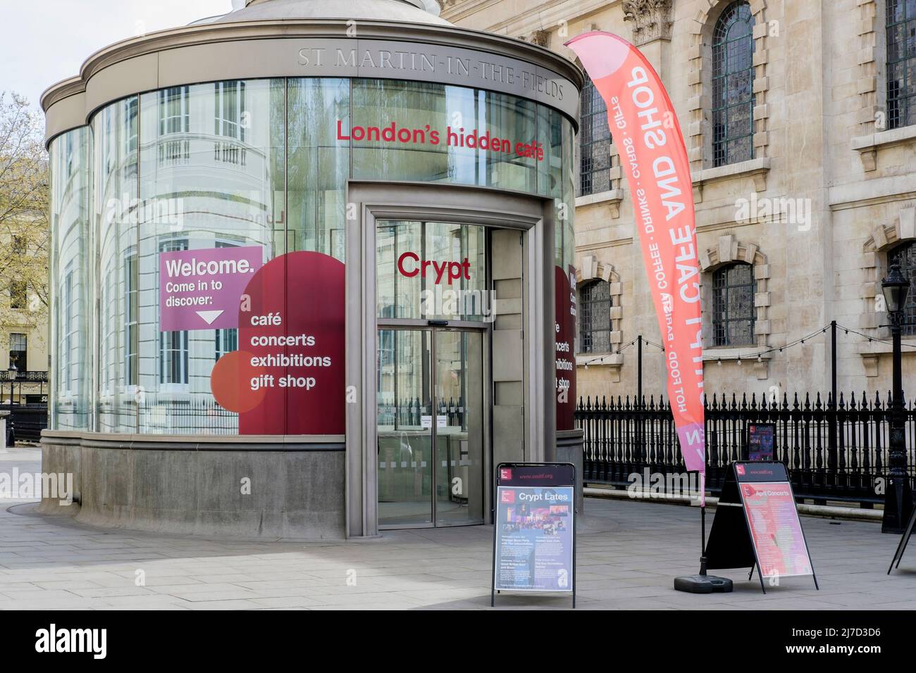 Ingresso alla cripta della chiesa di St Martin-in-the-fields, Londra, Regno Unito. Foto Stock