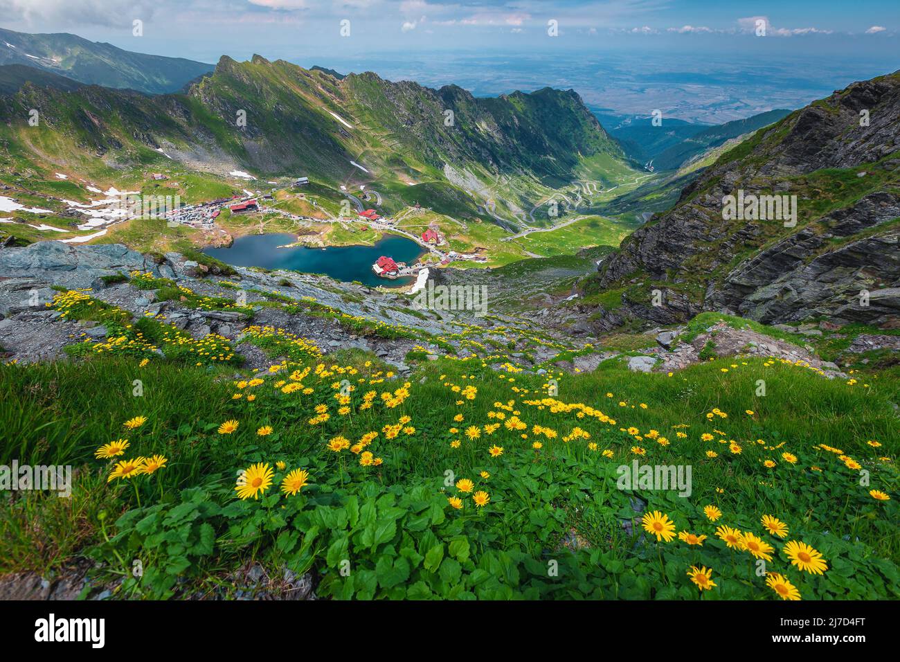 Uno dei più visitati lago e luogo di escursioni nei Carpazi. Famoso lago Balea e chalet sulla riva del lago, Fagaras montagne, Carpazia Foto Stock
