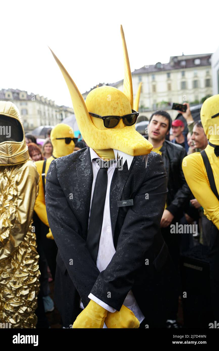 Flash mob tra i fan di Subwoolfer a ballare insieme dare che Wolf Una Banana. Il Concorso Eurovisione Song 2022 a Torino. TORINO, ITALIA - MAGGIO 2022 Foto Stock