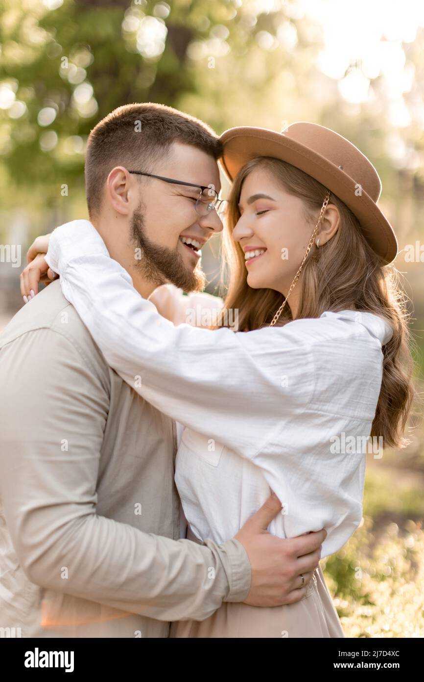 Felice bella coppia abbracciando nella foresta che sbatte ragazza e ragazzo amore insieme ora estiva. Grande in su foto allegro eccitato felice infaticabile felice con Foto Stock