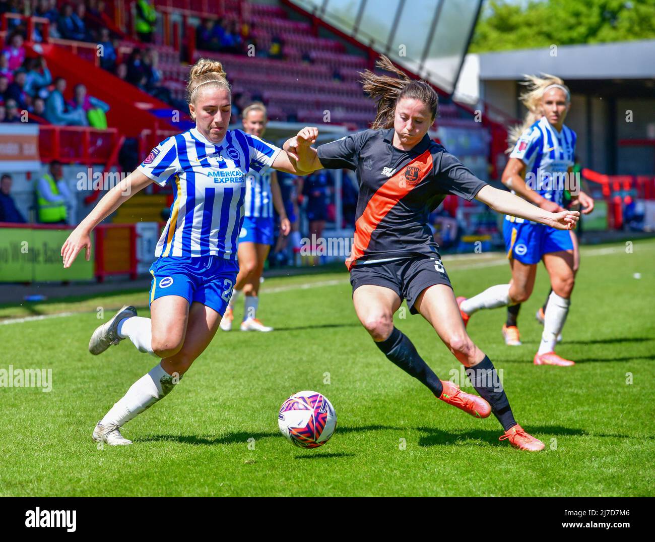 Crawley, Regno Unito, 8th 2022 maggio, Maisie Symonds di Brighton & Hove Albion e Poppy Pattinson di Everton durante la partita della fa Women's Super League tra Brighton & Hove Albion Women ed Everton al People's Pension Stadium il 8th 2022 maggio a Crawley, Regno Unito. (Foto di Jeff mood/phcimages.com) Foto Stock