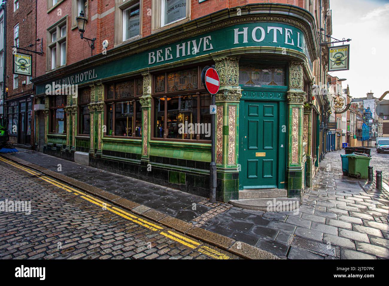 L'esterno della casa pubblica del Beehive Hotel si trova di fronte a piastrelle smaltate verdi e gialle. High Bridge , Newcastle upon Tyne, Inghilterra. Foto Stock