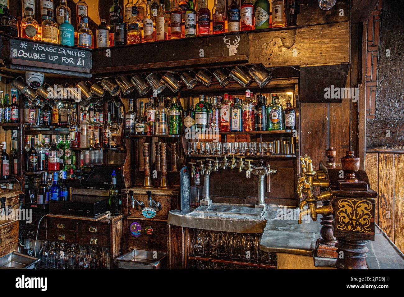 All'interno di un pub tradizionale interno della coscia di cervo public house, Salisbury, Wiltshire, Inghilterra, Regno Unito Foto Stock