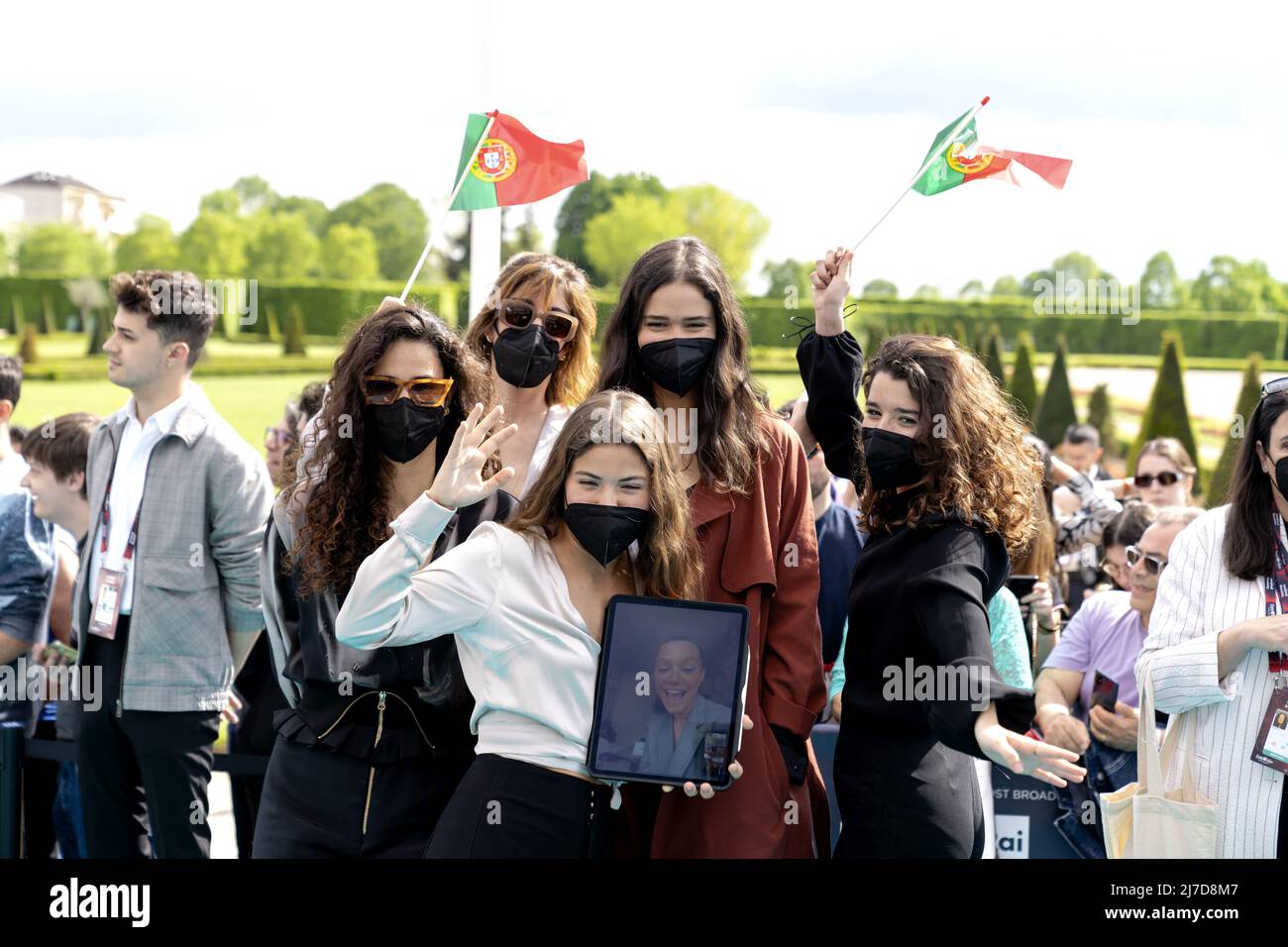 TORINO, Italia, 2022-05-08 16:31:30 TORINO - MARO dal Portogallo cammina sul tappeto turchese alla cerimonia di apertura del concorso di canzoni nei giardini dell'ex palazzo reale Venaria. Uno dei cantanti di supporto si unisce in digitale. ANP LEVIGATRICE KING olanda out - belgio out Foto Stock