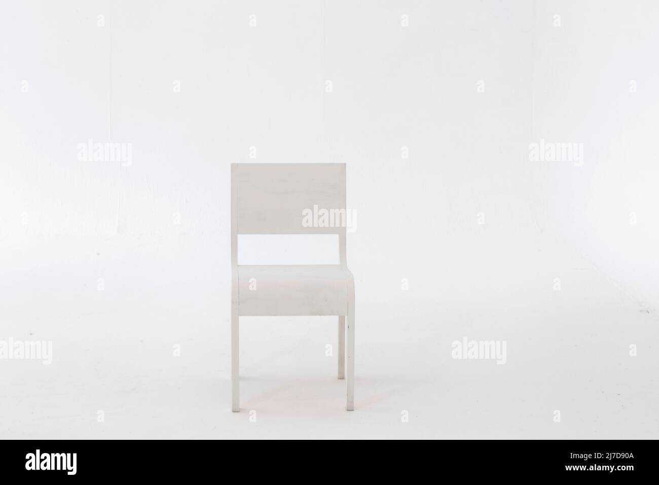 Sedia bianca su sfondo bianco Foto Stock