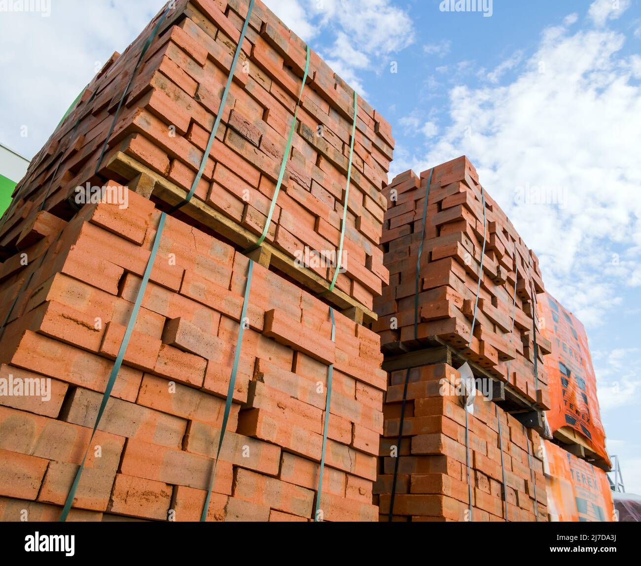 Impacchettamento con mattoni rossi solidi sullo sfondo del cielo Foto Stock